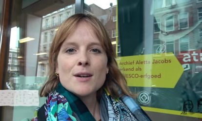culltuurvlogger jip staat buiten atria en begint haar vlog Cultuurvlogger Jip over Atria & De straat op!