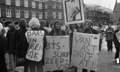 Voorstanders van abortus demonstreren op het Binnenhof in verband met stappen van de regering tegen de Bloemenhovekliniek in Heemstede, Den Haag 30 oktober 1974. Leuzen zijn " Baas in eigen buik", "bisschop Zeepsop" (waarmee vermoedelijk Dries van Agt wordt bedoeld) en " Van Agt drijft af". Voorstanders van abortus demonstreren op het Binnenhof in verband met stappen van de regering tegen de Bloemenhovekliniek in Heemstede, Den Haag 30 oktober 1974. Leuzen zijn " Baas in eigen buik", "bisschop Zeepsop" (waarmee vermoedelijk Dries van Agt wordt bedoeld) en " Van Agt drijft af".