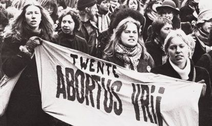 demonstratie tijdens vrouwenstakingsdag op 30 maart 1981 met spandoek Twente abortus vrij Torn niet aan het recht op abortus