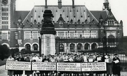 groep vrouwen voor het vredespaleis in Den Haag met borden met tekst: '100.000 handteekening 20 organisaties met ca 135.000 leden'; 'opdracht der volken aan regeeringen der heele wereld'; 'Internationale Vrouwenbond voor Vrede en Vrijheid'; 'wij zijn besloten een eind te maken aan de oorlog!'. groep vrouwen voor het vredespaleis in Den Haag met borden met tekst: '100.000 handteekening 20 organisaties met ca 135.000 leden'; 'opdracht der volken aan regeeringen der heele wereld'; 'Internationale Vrouwenbond voor Vrede en Vrijheid'; 'wij zijn besloten een eind te maken aan de oorlog!'.