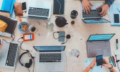 verschillende laptops op een tafel Gezocht: Senior Marketing & Communicatie Professional