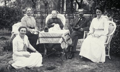 anna reynvaan in het midden op de foto met familie kuiper in 1917 Waarom Reynvaans werk nu extra belangrijk is