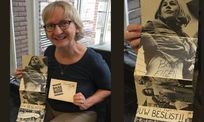 archivaris susanne neugebauer met fotomapje dolle mina uit collectie IAV-Atria Het Dolle Mina Archief