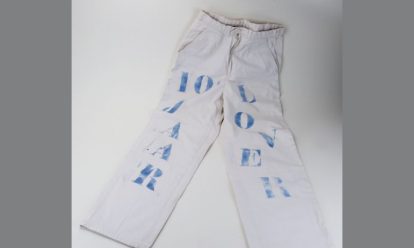 witte broek met in blauwe letters 10 jaar lover erop Broek ‘10 jaar LOVER’