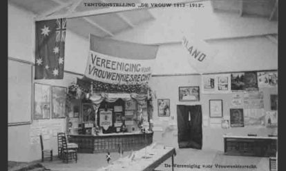 zaal over vrouwenkiesrecht op tentoonstelling de vrouw 1813 1913 Foto van de Kiesrechtzaal 1913