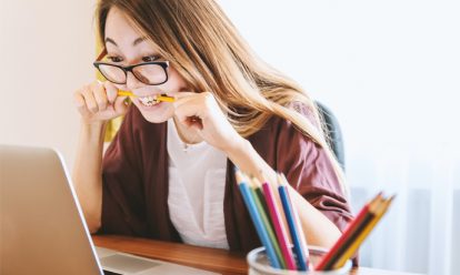 jonge vrouw die achter laptop zit Werken waar je wilt