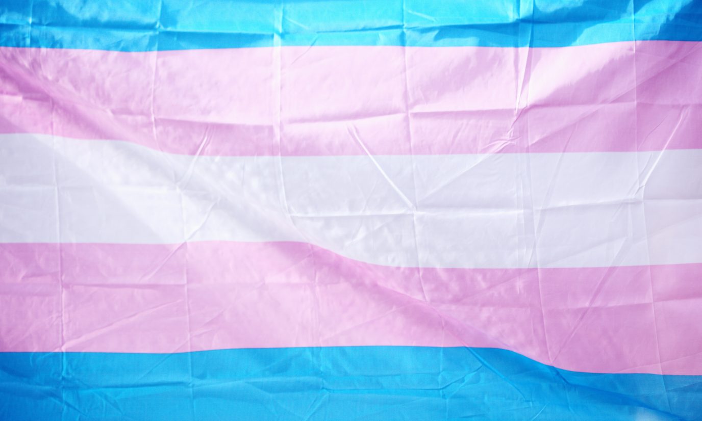Vers van de pers | Geweld tegen trans personen, Paarse Vrijdag en onderzoek naar seksuele intimidatie binnen D66