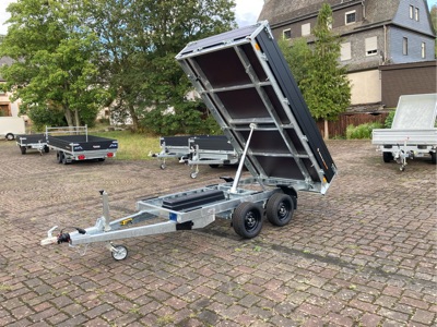 360° Außenansicht Anhänger Heckkipper      Saris K1 306 170 2700 2 - 2.700kg 306x170x35 cm mit E-Pumpe, Black Edition  