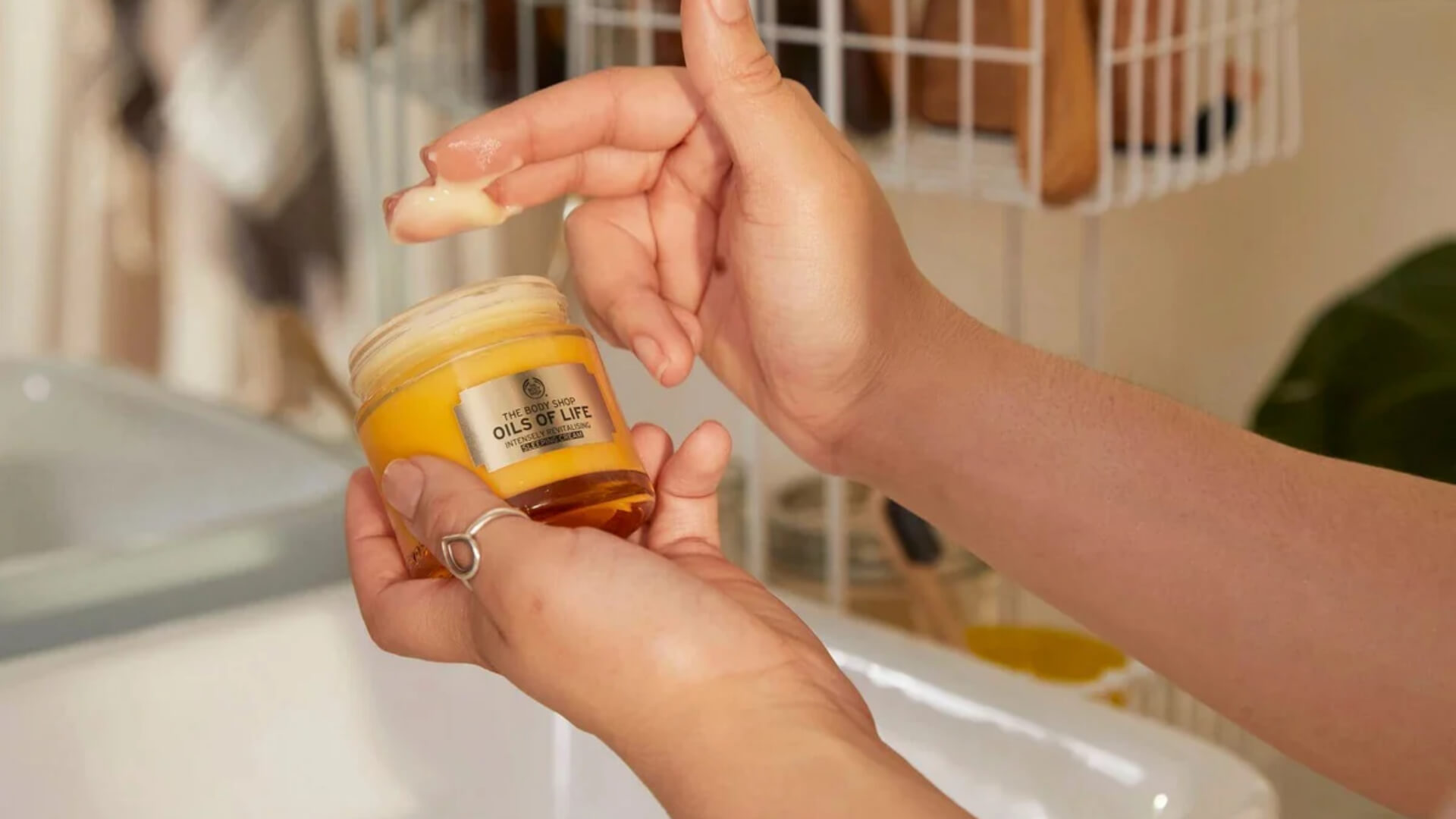 Göz makiyajına başlamazdan əvvəl dəriyə hazırlıq mərhələsi