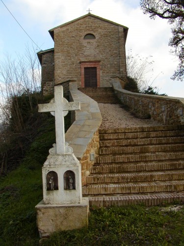 Chiesa di Tuseggia (Camerino) con croce celtica
