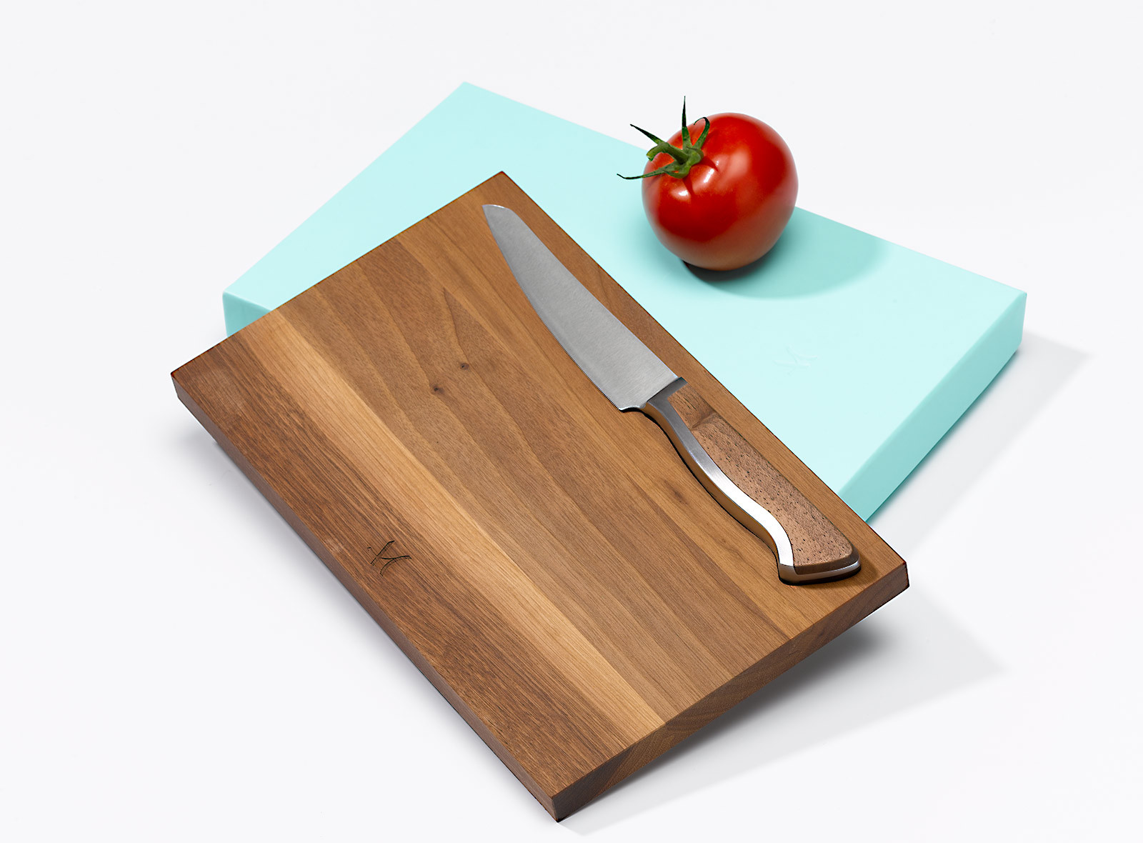 Holziges Schneidebrett und Steakmesser Holziges Schneidebrett und Steakmesser – Wald nutzen
