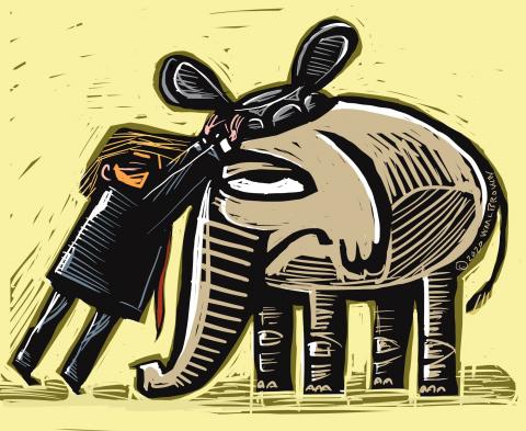 Trump crowns an elephant with giant wingnut