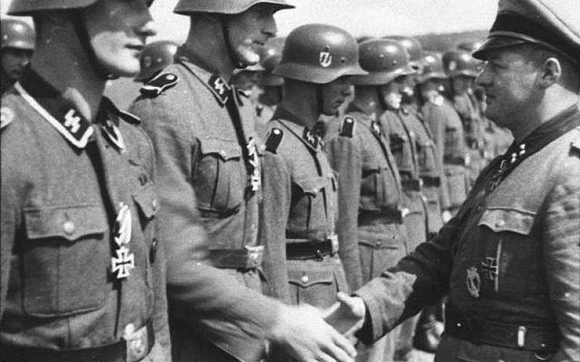 Bundesarchiv_Bild_101III-Altstadt-065-05_Russland_Waffen-SS-Div.__Wiking__Auszeichnung-640x400