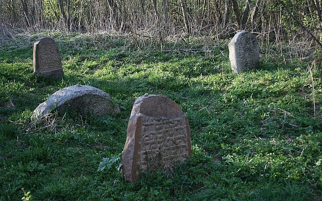 Jewish-cemetery-in-Lyubavichi-640x400