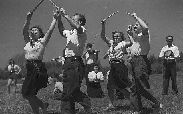 A_FOLK_TROUPE_AT_KIBBUTZ_DALIA._פסטיבל_ריקודי_עם_בקיבוץ_דליה.D413-015-e1543511257584-640x400