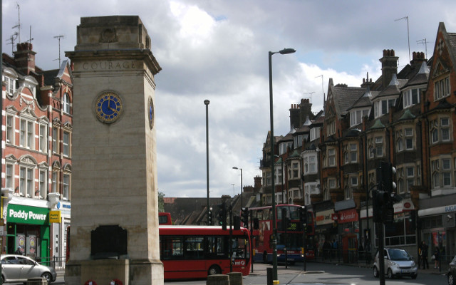 Golders_Green_War_Memorial_and_Finchley_Road