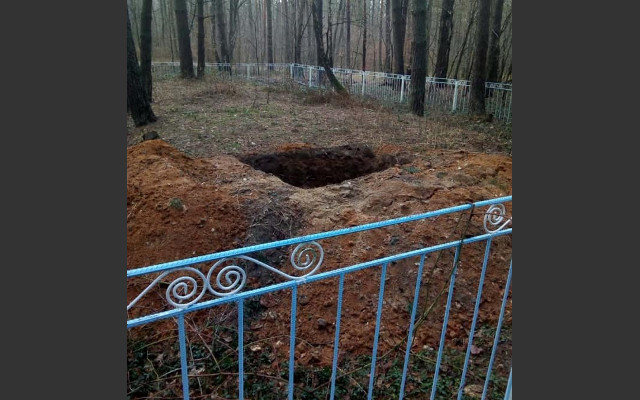 Grave diggers desecrate Holocaust memorial in Ukraine