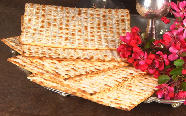 Israeli organization donates 2,000 boxes of matzah for Polish Jews