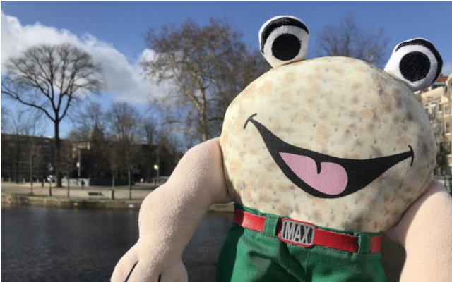 Cartoon matzah character a flat-out success in the Netherlands