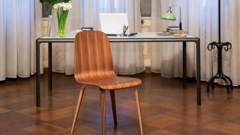 plastový designový psací stůl