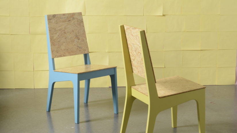minimalistická modrá židle