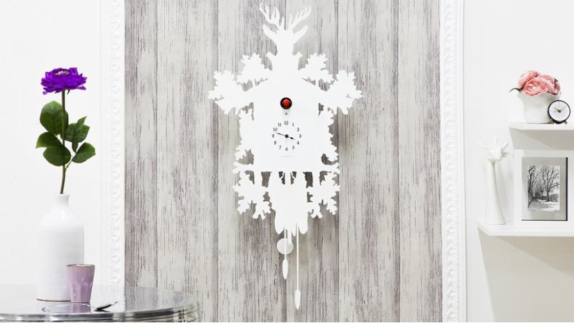 Horloge blanche en bois