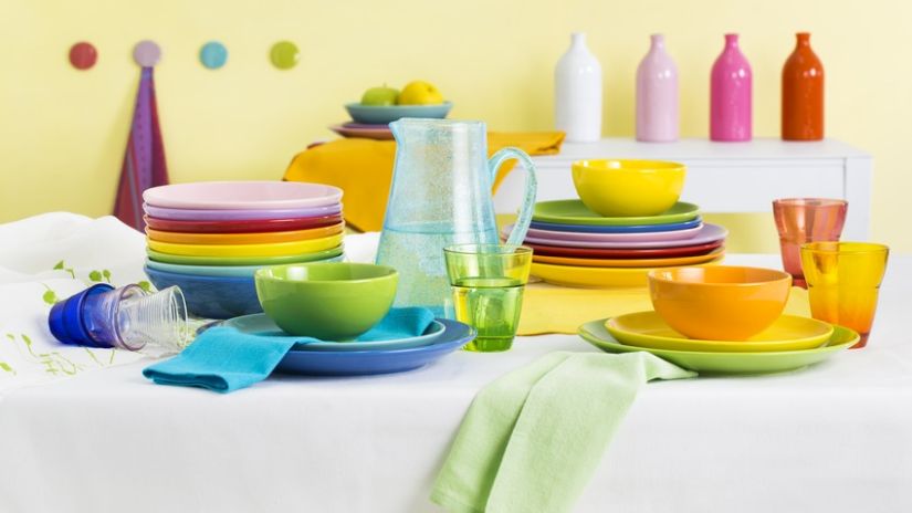 Verres à eau colorés