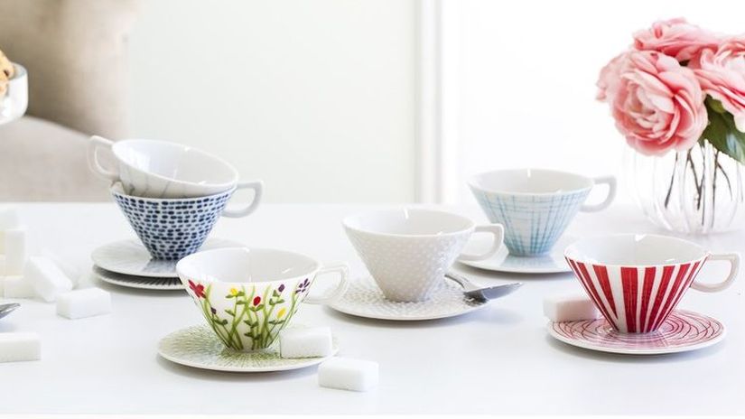 Tasse rouge à rayures