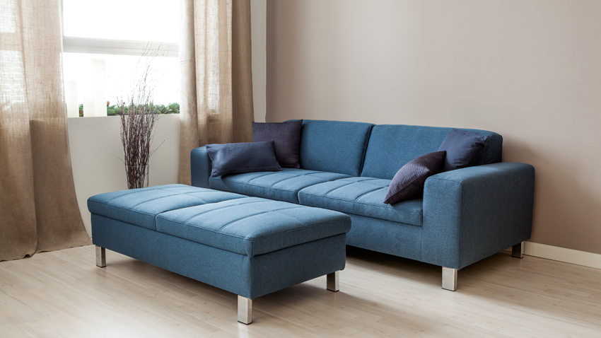 Divano blu elegante confortevole