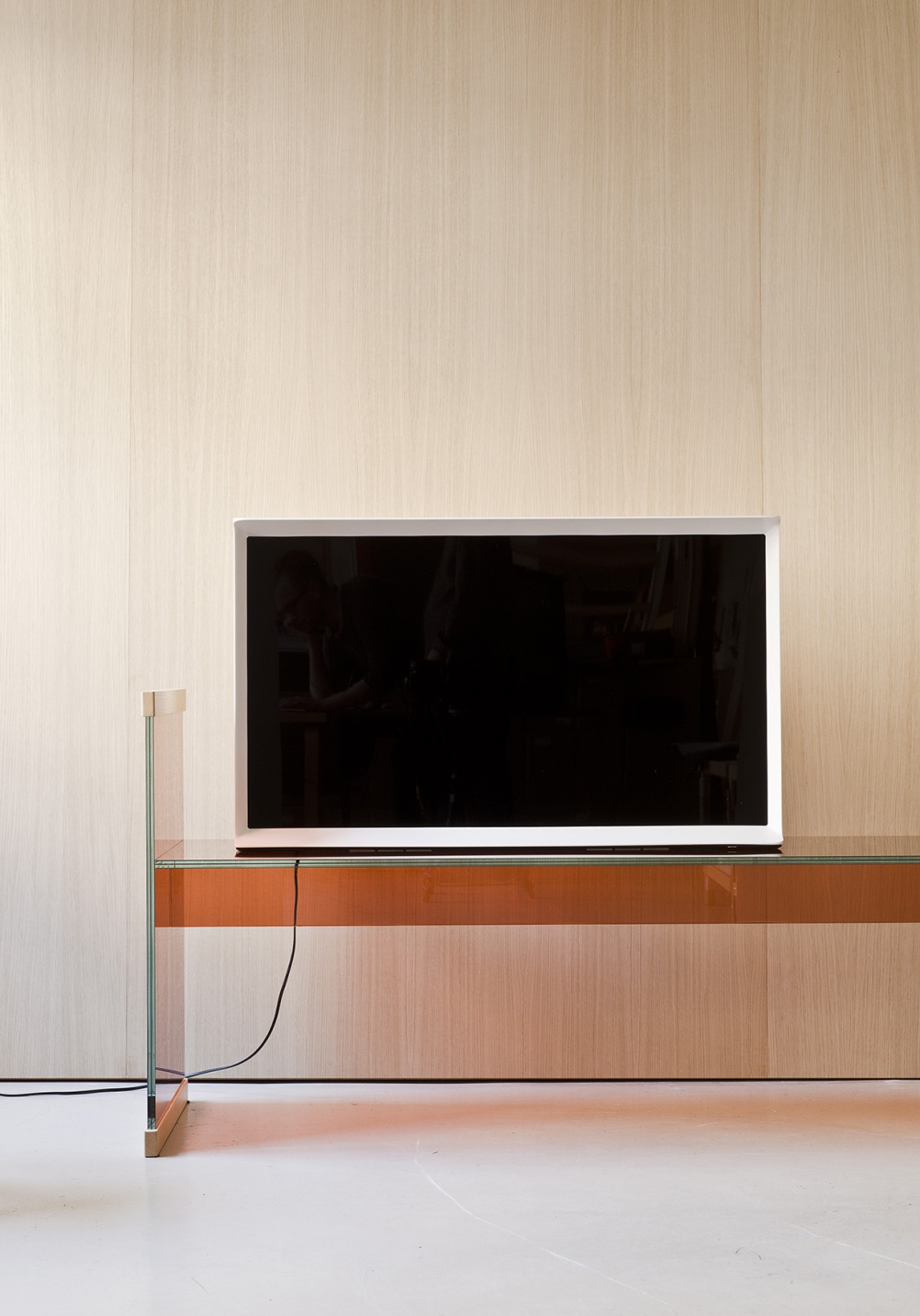 ERB_2015_samsung_serif_ambiance-wood_02-1002x1433