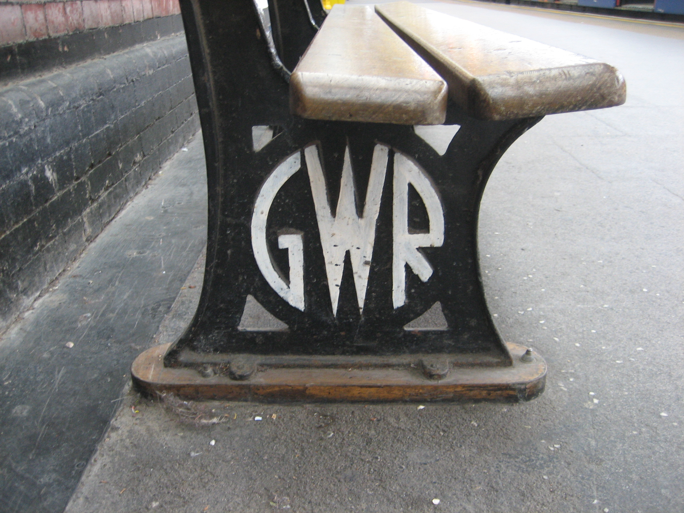 Original GWR logo on a bench at Hammersmith station (photo: 150greatthingsabouttheunderground.com)
