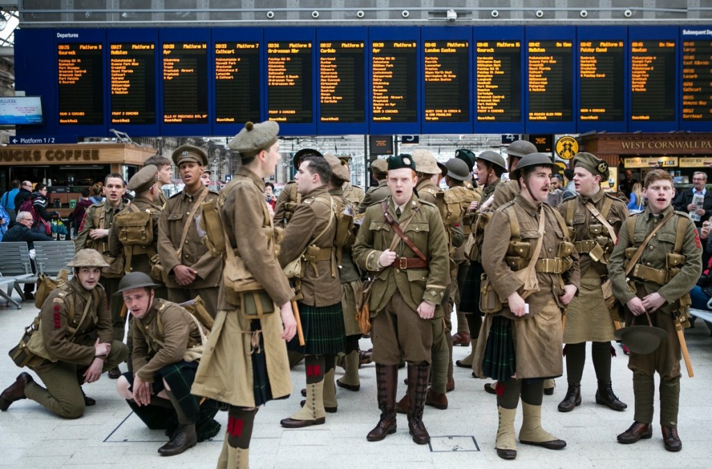 Soldiers in Glasgow © Eoin Carey, with permission from 14-18 Now