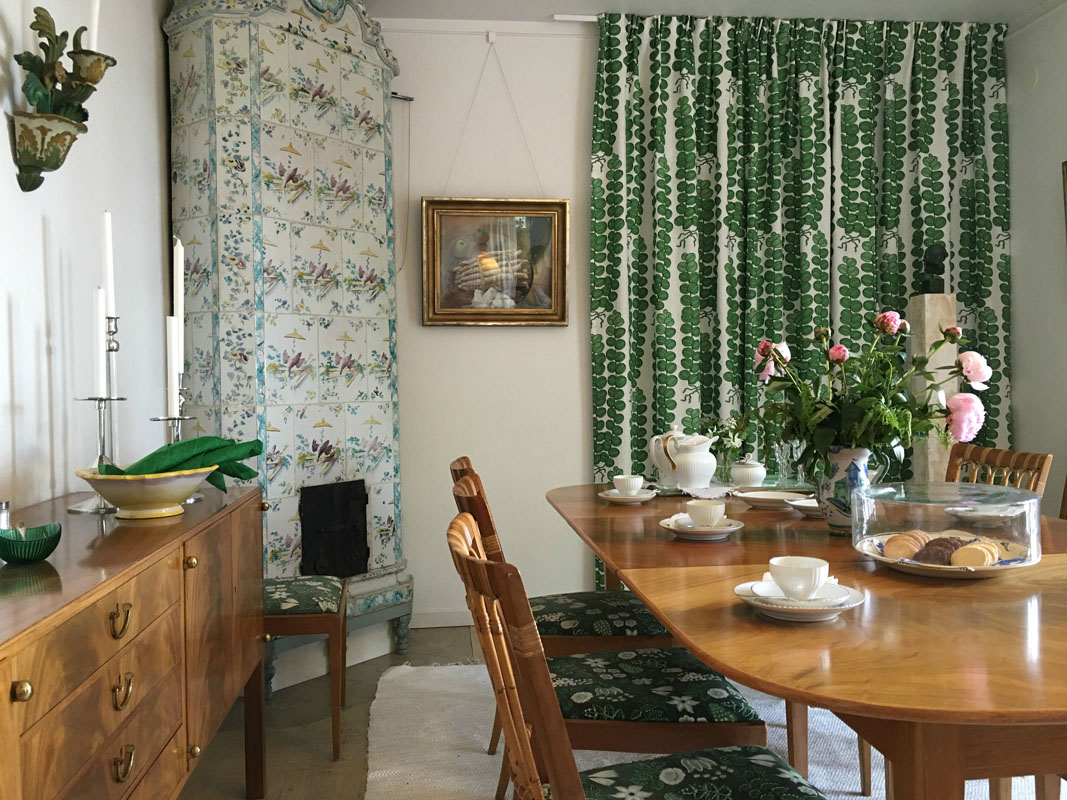 1-the-dining-room-in-annes-house-millesgarden-fitterd-with-josef-frank-furniture-by-estrid-ericson-millesgarden