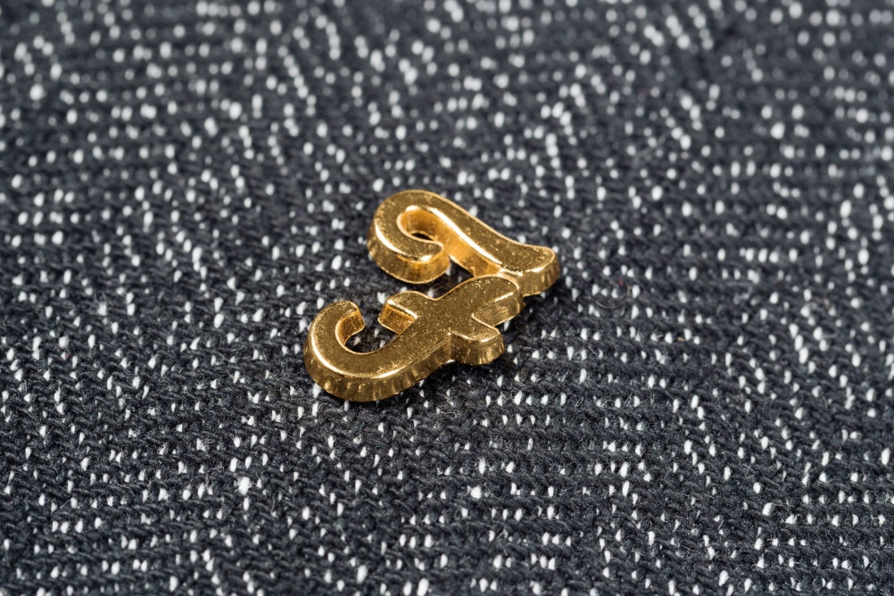 POST_Farah_Rebrand_Pinbadge_01