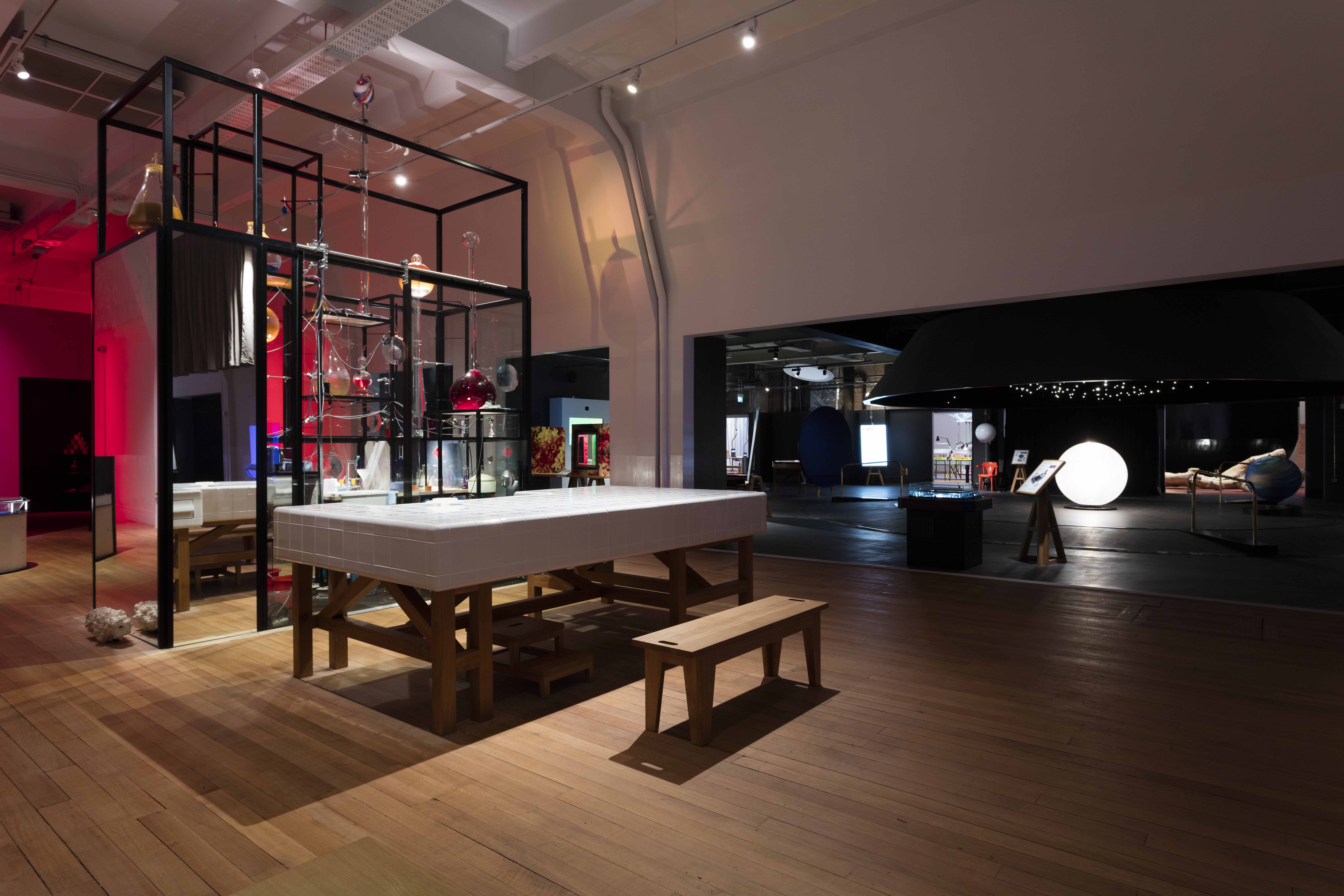 chemistry-bar-with-a-view-of-the-space-zone-in-wonderlab-%e2%88%8f-plastiques-photography
