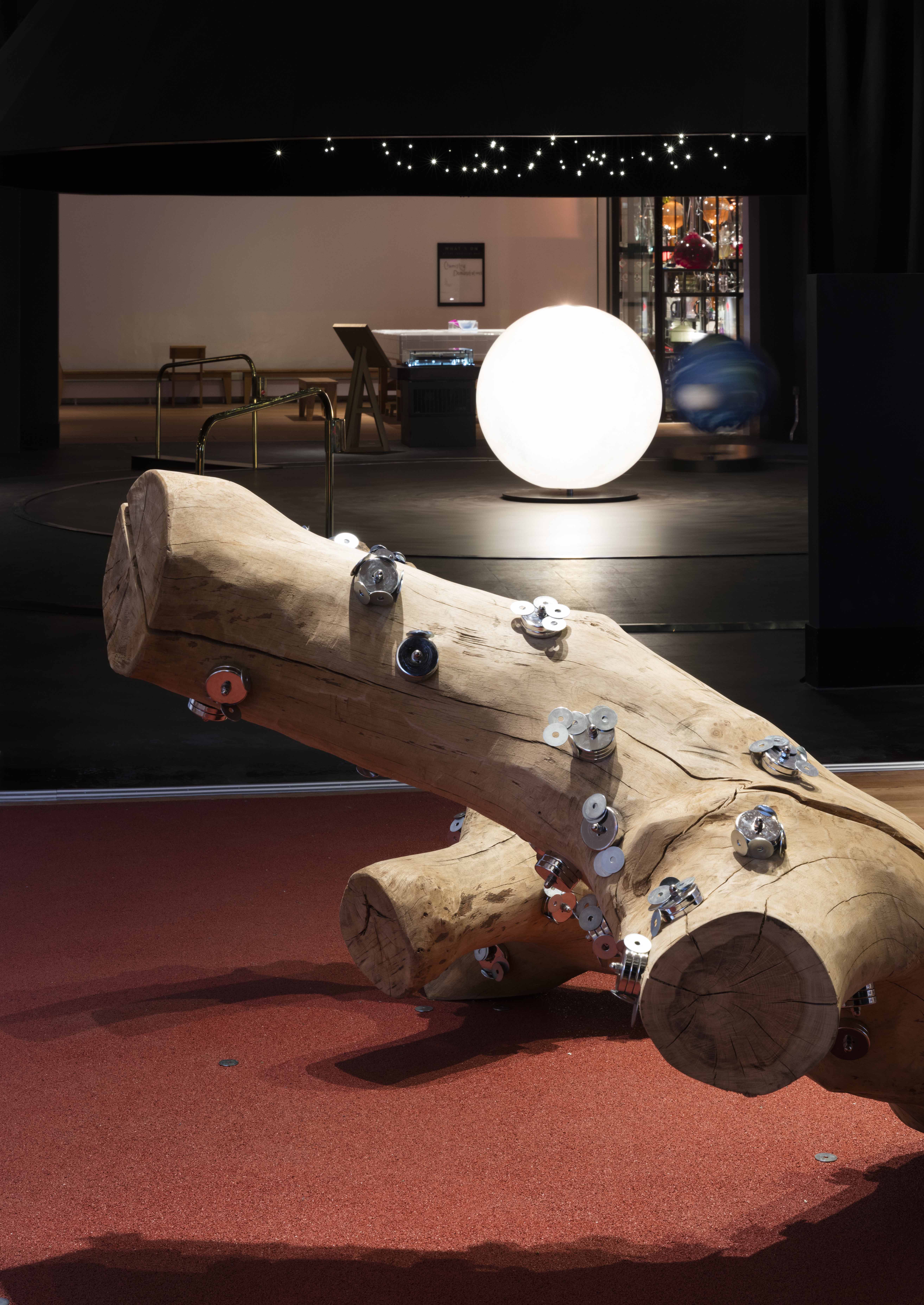 magnetic-sculpture-with-orbits-exhibit-in-distance-%e2%88%8f-plastiques-photography
