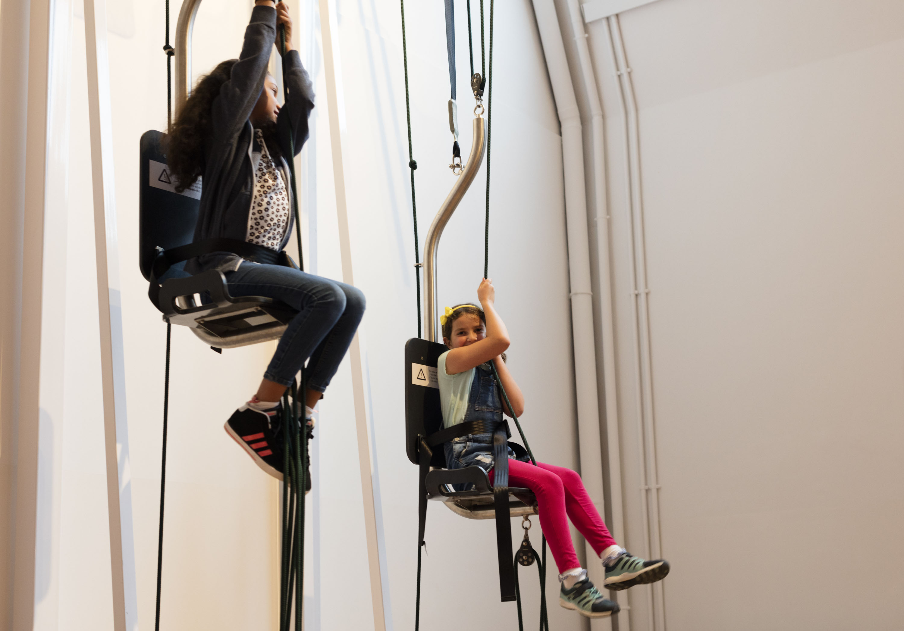 pulley-up-exhibit-in-action-%e2%88%8f-plastiques-photography