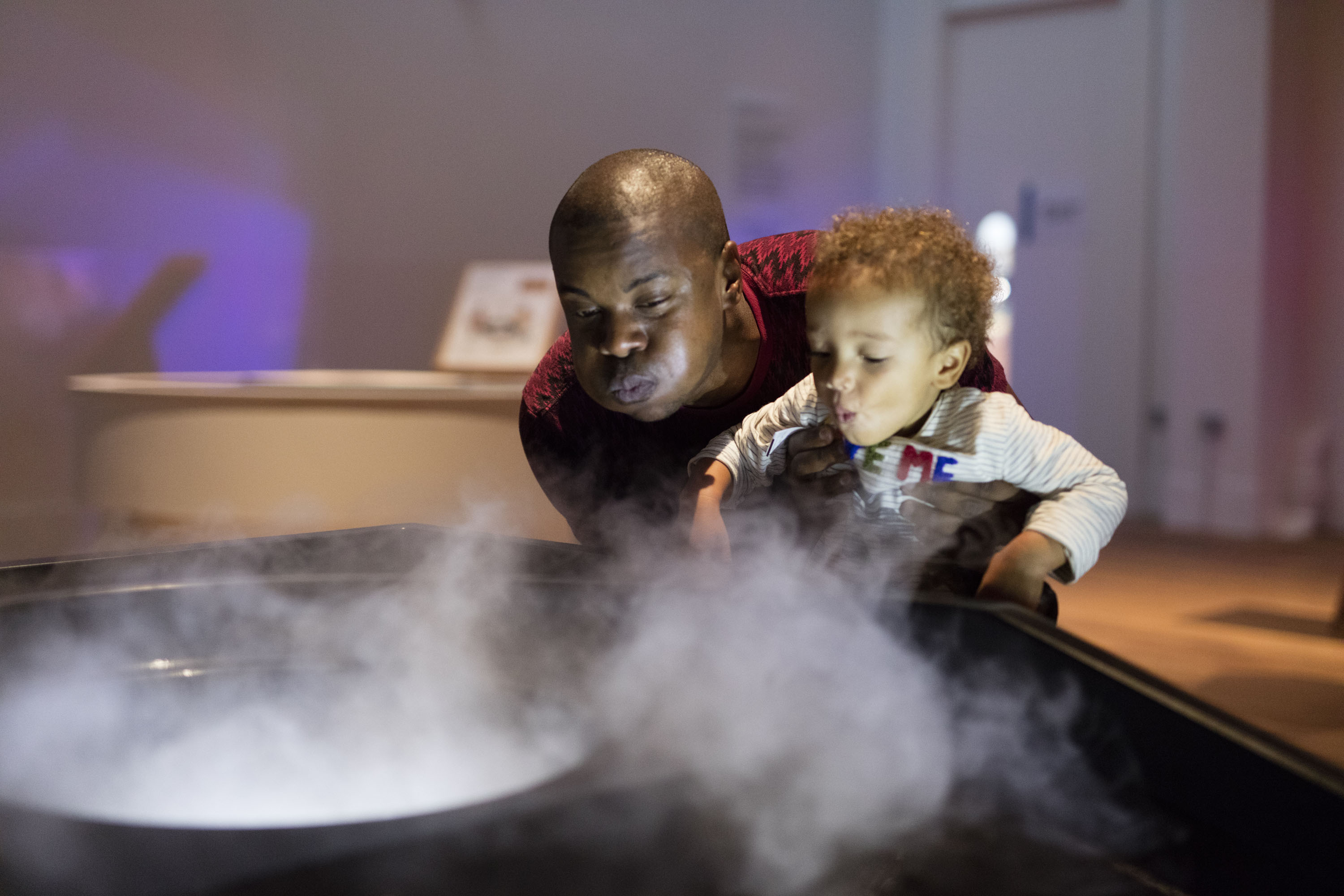 visitors-play-with-flowing-mist-exhibit-%e2%88%8f-plastiques-photography