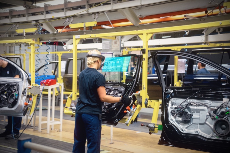 volvo-cars-microsoft-hololens-experience_03
