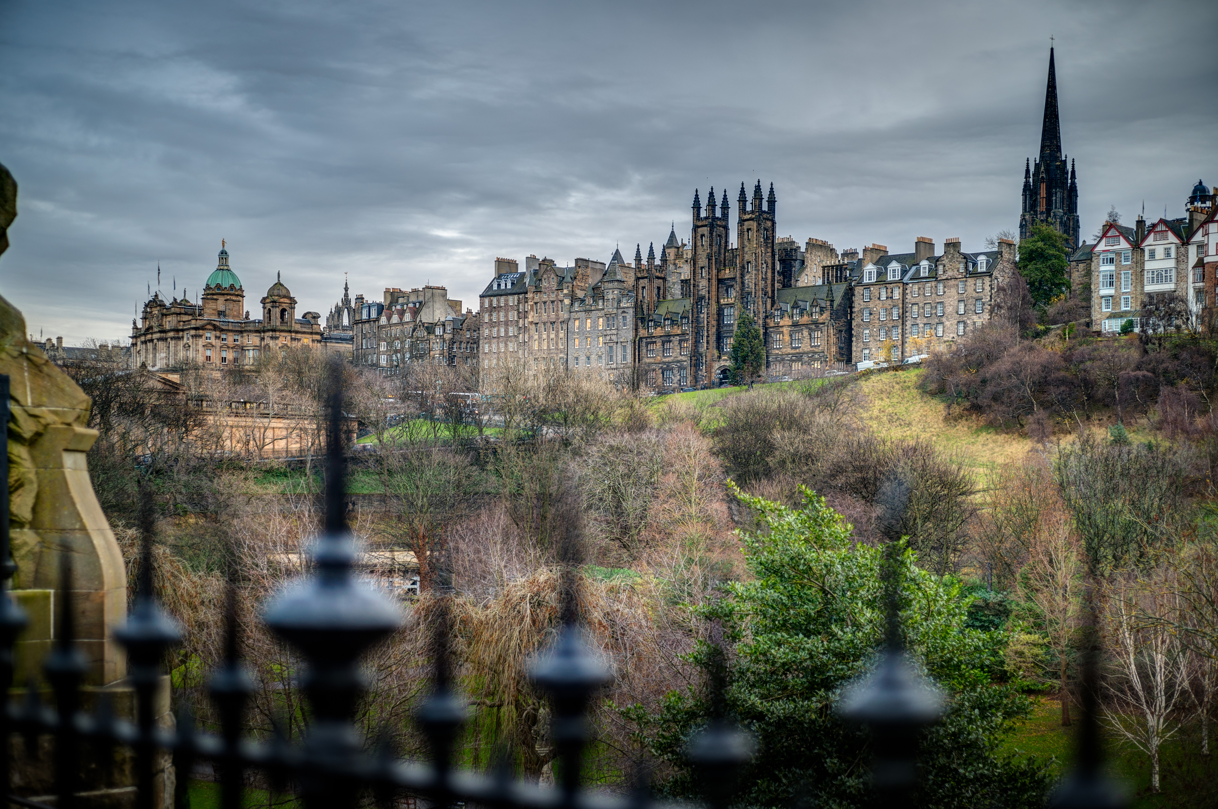 the-royal-mile-from-west-princes-street-gardens-c-malcolm-reading-consultants-david-springford