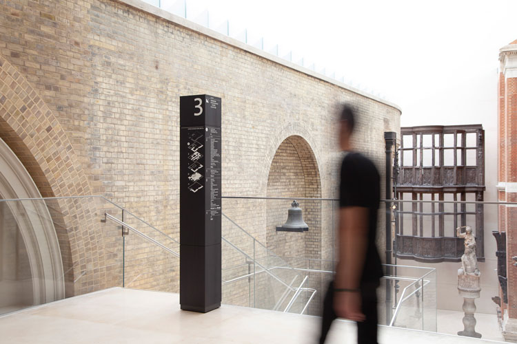 v&a-totem
