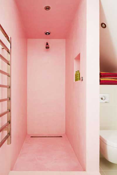 Waterproof Moroccan tadelakt plaster has been used in all of the open showers
