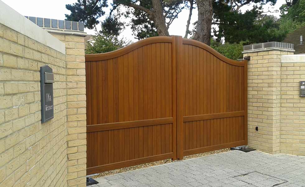 iq wooden gate automated