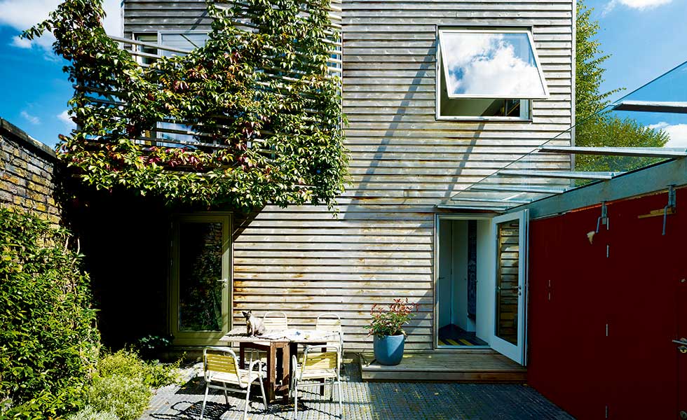 North London small home with cantilevered balcony to courtyard garden