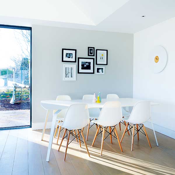 Minimal-dining-room-with-full-height-glazing