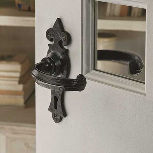 Ornate-black-door-handle-from-Howdens-Joinery
