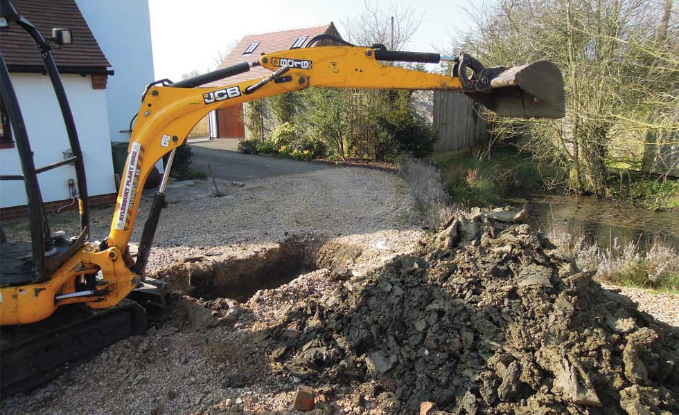 Ian's chosen build route had him pitching in with some DIY