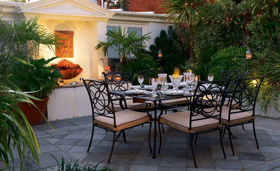 courtyard garden with al fresco dining