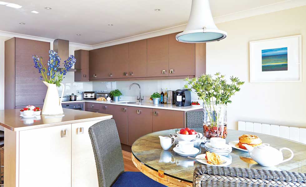 a-modern-makeover-for-a-seaside-apartment