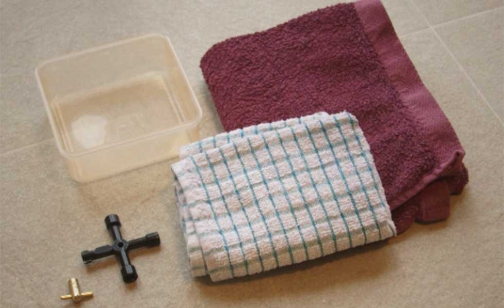 Equipment for bleeding a radiator